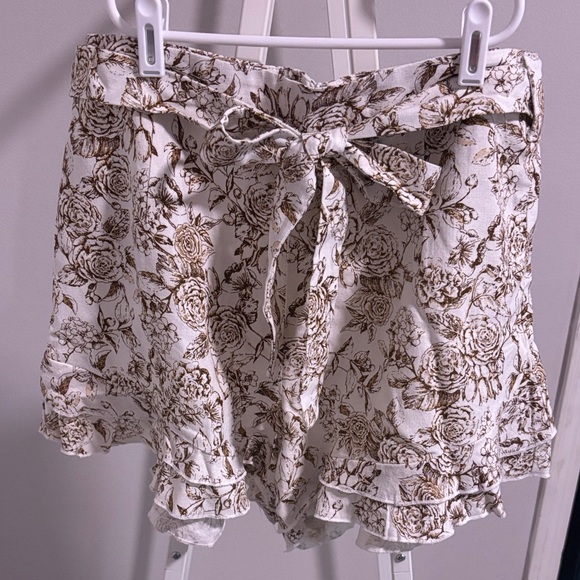 Francesca’s… Sz Large.. Blue Rain White & Brown Floral Ruffle Shorts NWOT - Picture 1 of 8